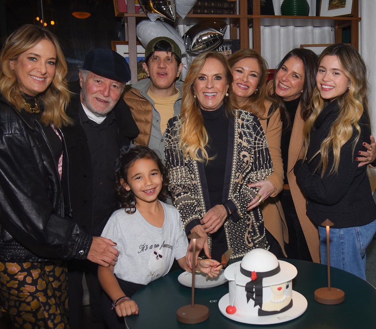 Helô Pinheiro, a ‘Garota de Ipanema’, reúne filhos em aniversário de 82 anos; veja fotos