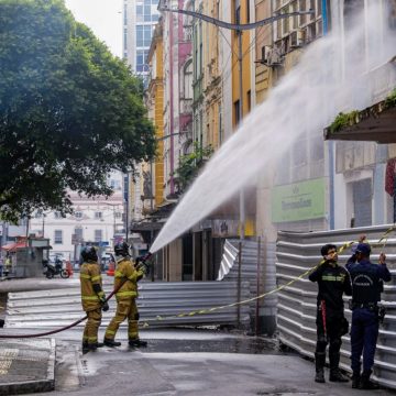 Após incêndio, 20 prédios foram interditados no Comércio