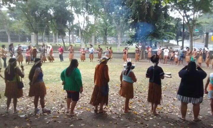 Indígenas Tupinambá fazem vigília no Museu Nacional e exigem devolução do Manto Sagrado à Bahia