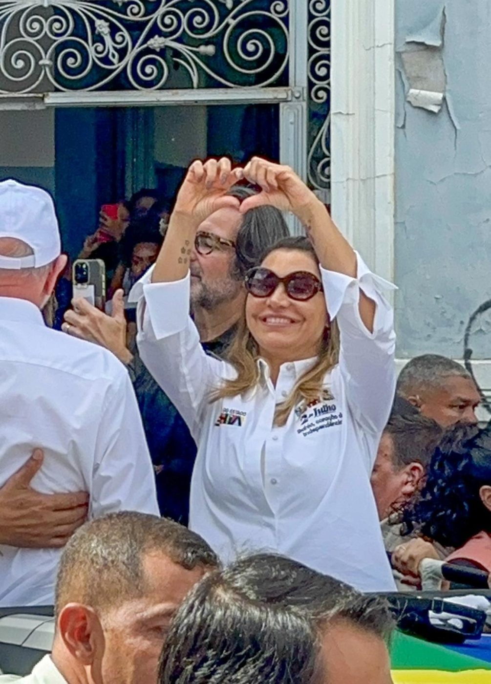 Janja marca presença ao lado de Lula no cortejo do 2 de Julho em Salvador