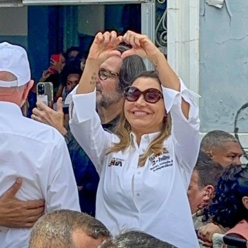 Janja marca presença ao lado de Lula no cortejo do 2 de Julho em Salvador