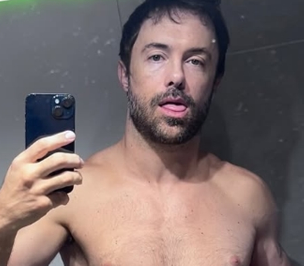 Kayky Brito exibe tanquinho sarado e brinca com fãs: ‘Devo parar de tomar bomba?’