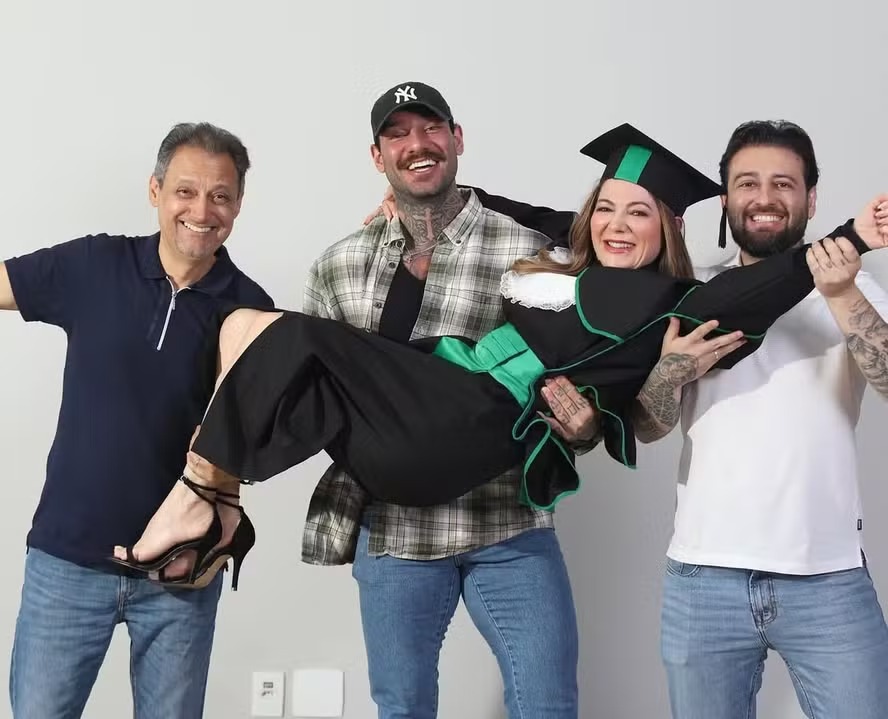 Lucas Lucco comemora formatura da mãe em Educação Física: ‘Segundo curso superior concluído com louvor’