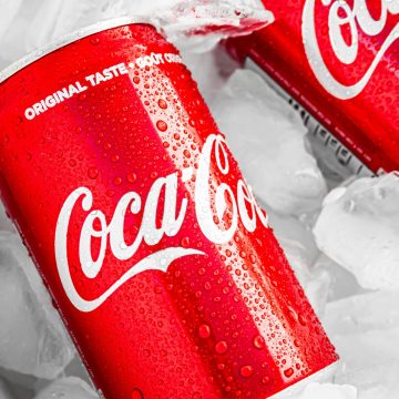 Sob pressão de Trump, Coca-Cola anuncia que vai mudar receita da bebida nos EUA