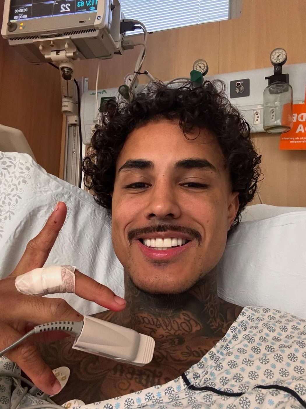 MC Livinho sofre acidente de trânsito e está internado na UTI: ‘Achei que fosse morrer’