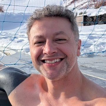 Ex-marido de Sandy posa sem camisa na piscina e brinca: ‘Não conta como biscoito’