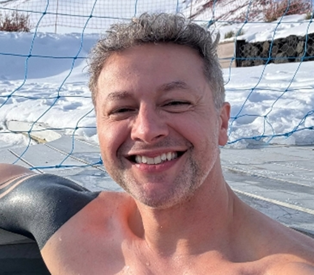 Ex-marido de Sandy posa sem camisa na piscina e brinca: ‘Não conta como biscoito’