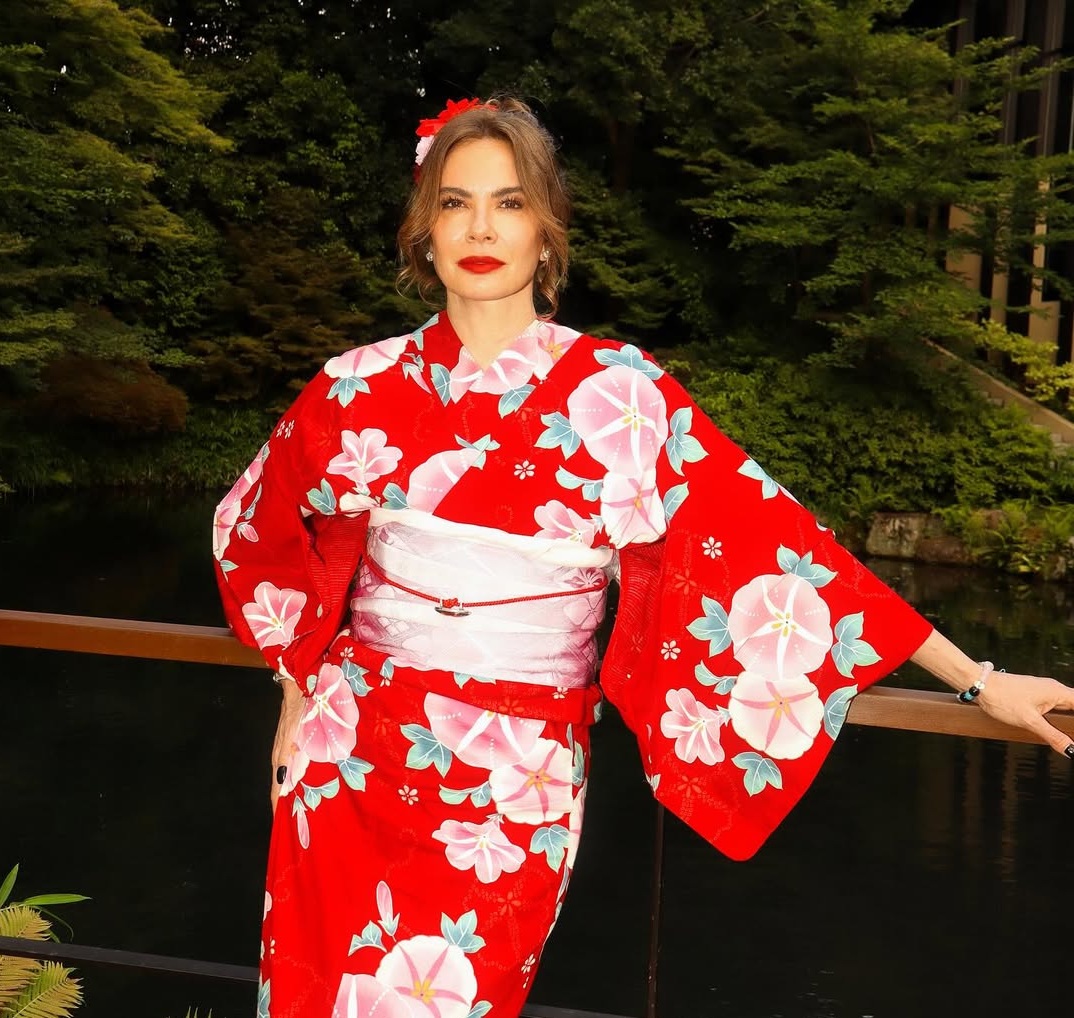 Luciana Gimenez mostra perrengues para usar kimono no Japão