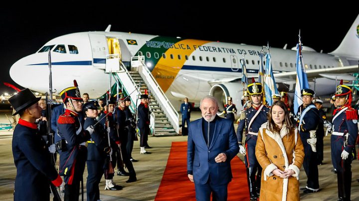 Na Argentina, Lula evita Milei e visita Cristina Kirchner