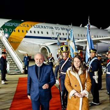 Na Argentina, Lula evita Milei e visita Cristina Kirchner