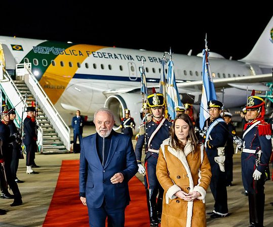 Na Argentina, Lula evita Milei e visita Cristina Kirchner