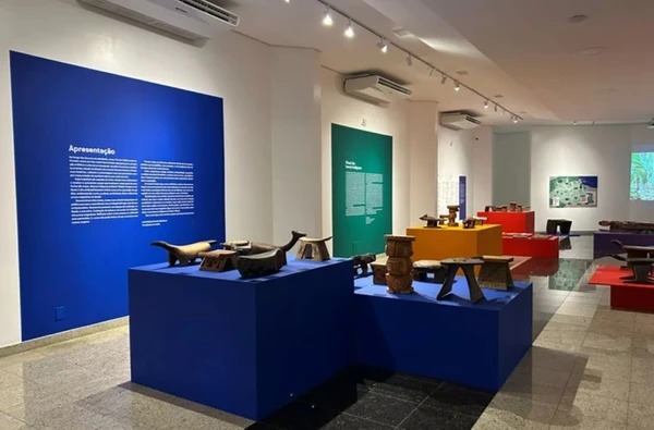 Museu em Salvador recebe exposição com 100 bancos cerimoniais de 39 etnias indígenas