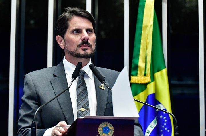 Marcos do Val viaja aos EUA durante recesso, contrariando decisão do STF