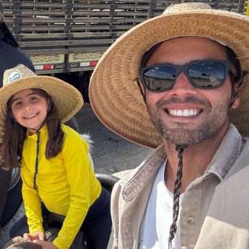 Montada a cavalo, filha de Ivete Sangalo e Daniel Cady participa de festa do vaqueiro na Bahia