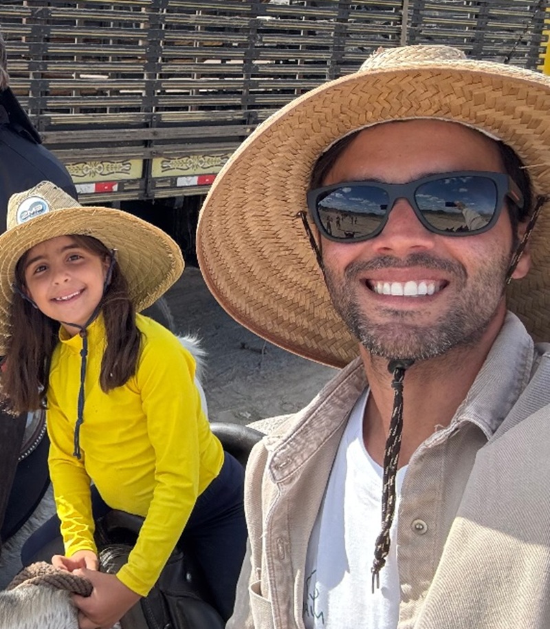 Montada a cavalo, filha de Ivete Sangalo e Daniel Cady participa de festa do vaqueiro na Bahia