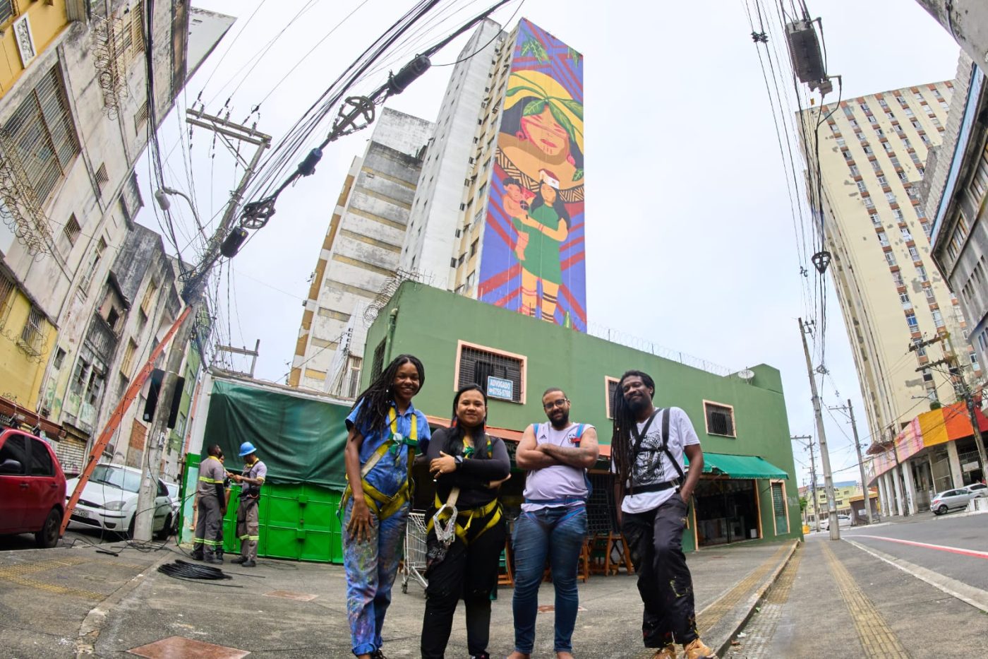 Maior empena artística de Salvador é entregue com mural assinado por artista indígena Yacunã Tuxá; veja como ficou
