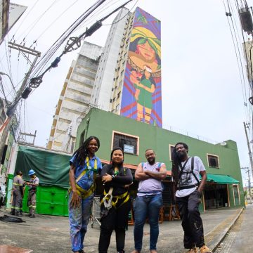 Maior empena artística de Salvador é entregue com mural assinado por artista indígena Yacunã Tuxá; veja como ficou