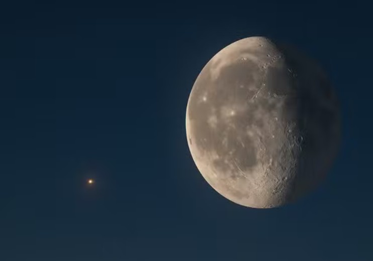 Lua e Marte brilham juntos no céu brasileiro nesta segunda-feira; saiba detalhes