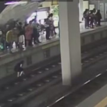 Homem pula nos trilhos do metrô de Salvador para pegar celular