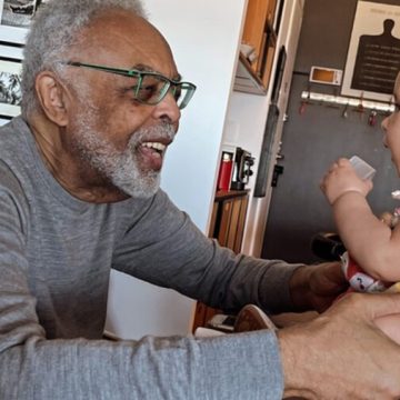 Gilberto Gil encanta público ao mostrar momento fofo com a bisneta Aurora: ‘Tirando um sorriso do biso’