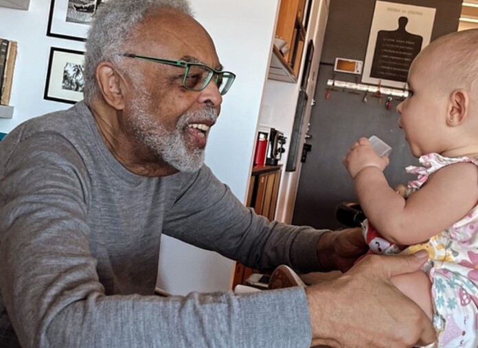 Gilberto Gil encanta público ao mostrar momento fofo com a bisneta Aurora: ‘Tirando um sorriso do biso’