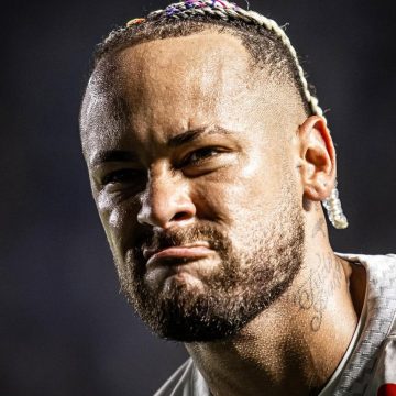 Neymar se irrita e discute com torcedor após derrota do Santos; veja vídeo