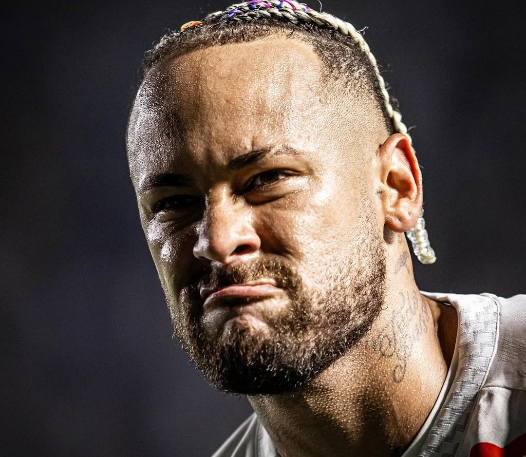 Neymar se irrita e discute com torcedor após derrota do Santos; veja vídeo