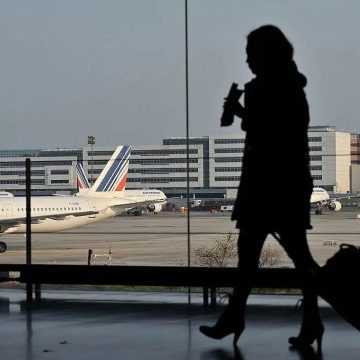 Agência ordena cancelamento de 40% dos voos em Paris devido a greve