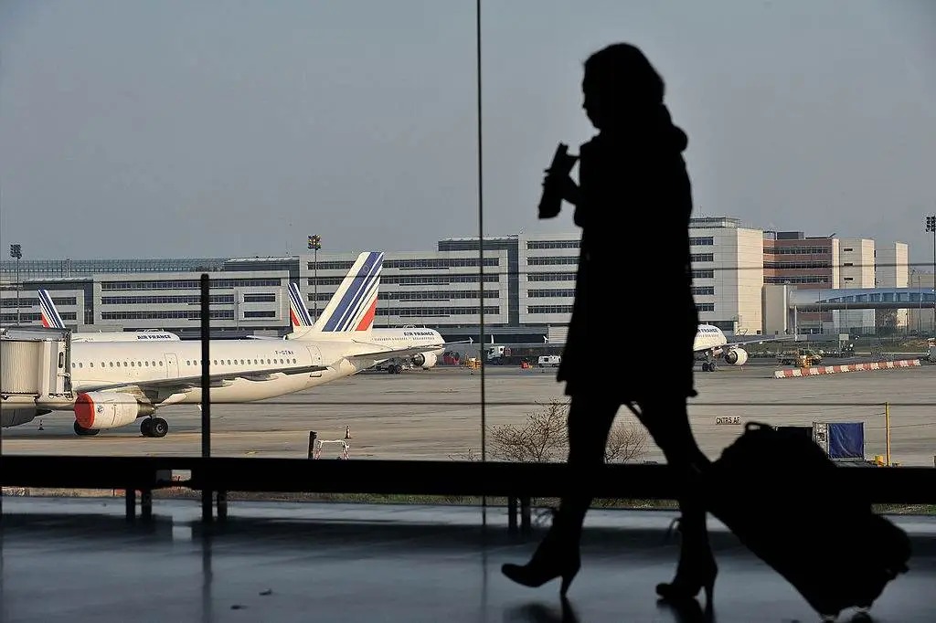 Agência ordena cancelamento de 40% dos voos em Paris devido a greve