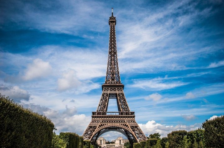França começa a aceitar Pix como forma de pagamento de turistas em Paris