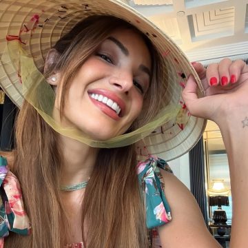 Com chapéu típico, Patrícia Poeta curte férias no Vietnã
