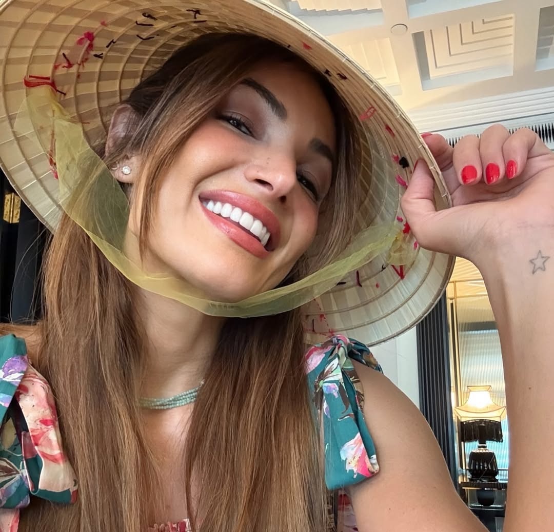 Com chapéu típico, Patrícia Poeta curte férias no Vietnã