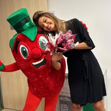 Patrícia Poeta é recepcionada com buquê de morangos do amor ao voltar de férias