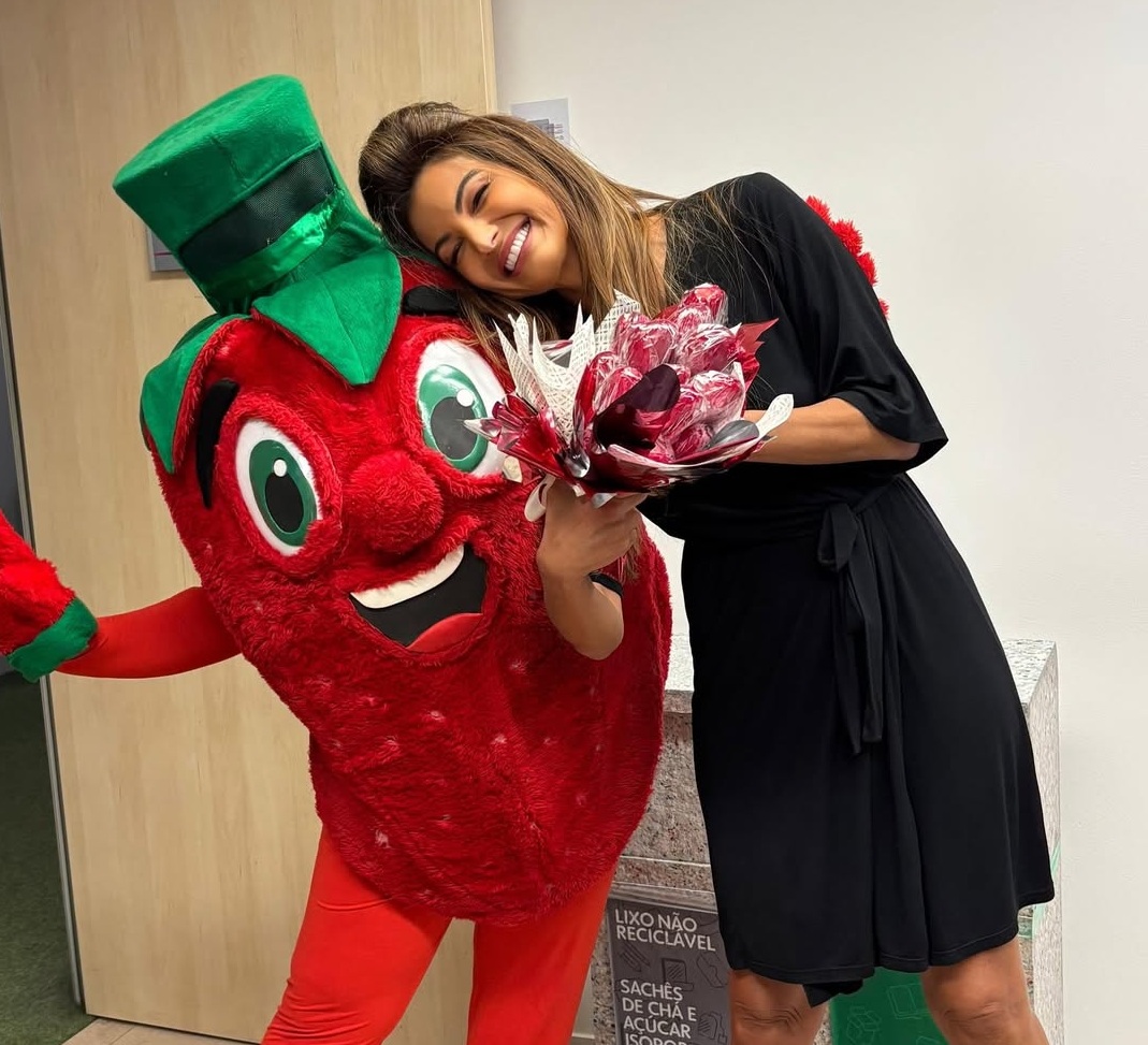 Patrícia Poeta é recepcionada com buquê de morangos do amor ao voltar de férias