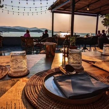 Ele conseguiu um emprego durante as férias, abriu dois restaurantes e não voltou mais para casa