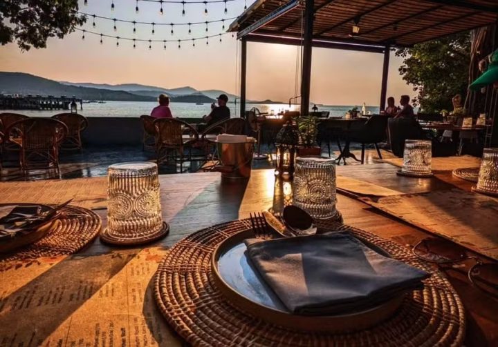 Ele conseguiu um emprego durante as férias, abriu dois restaurantes e não voltou mais para casa