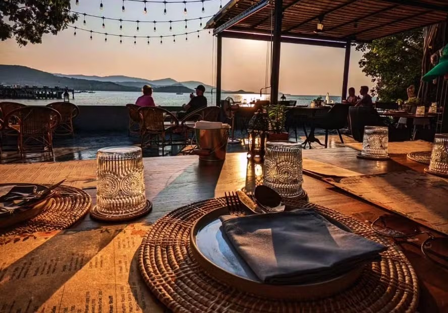 Ele conseguiu um emprego durante as férias, abriu dois restaurantes e não voltou mais para casa