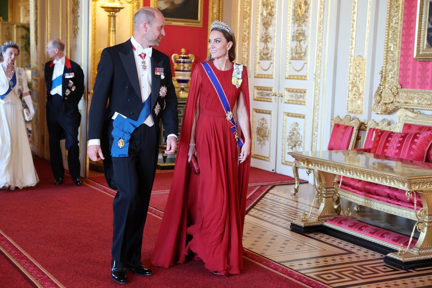 Kate Middleton surge deslumbrante com vestido vermelho da Givenchy em noite de gala