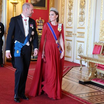 Kate Middleton surge deslumbrante com vestido vermelho da Givenchy em noite de gala