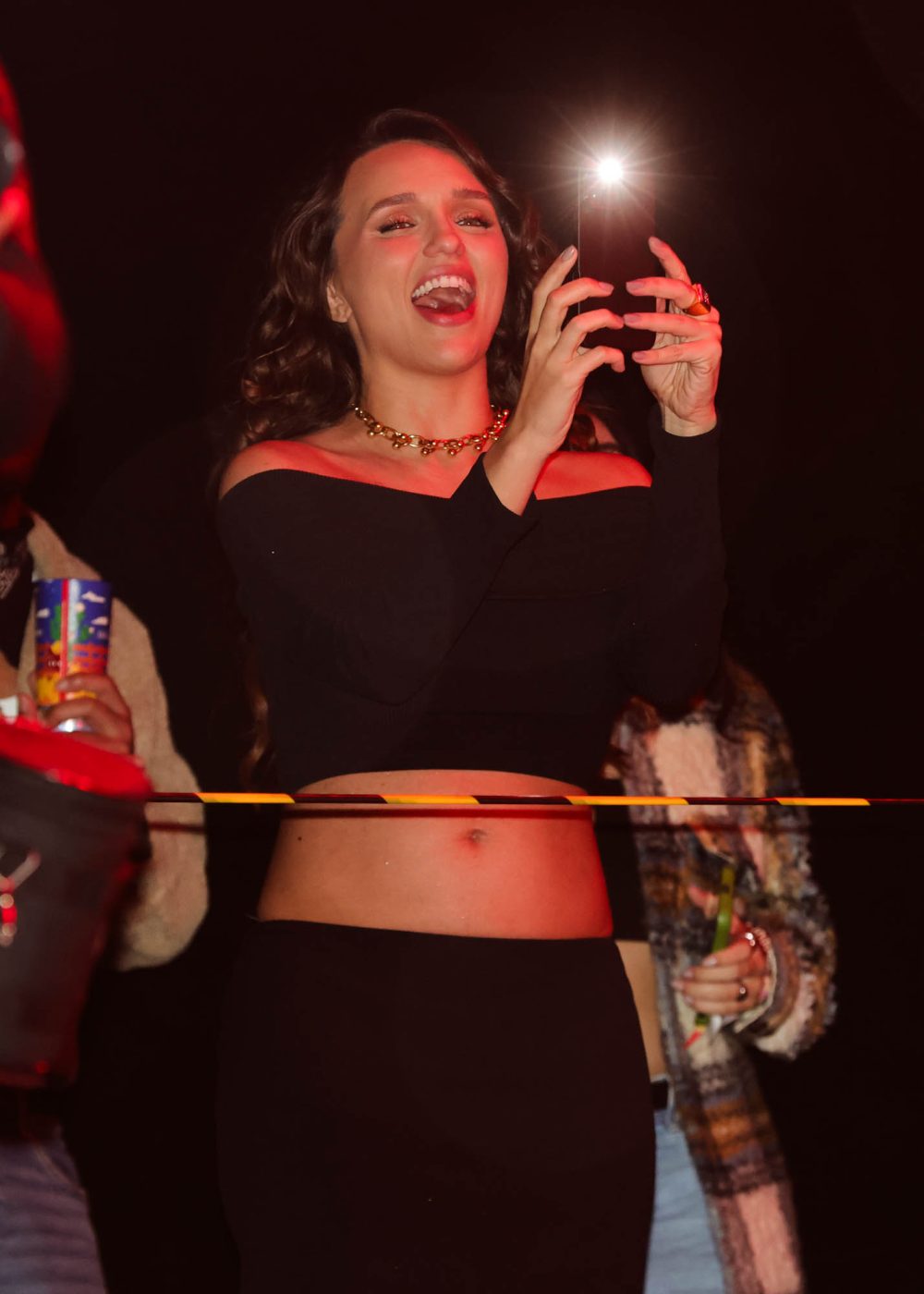 Grávida, Rafa Kalimann deixa barriga à mostra e curte show de Nattan