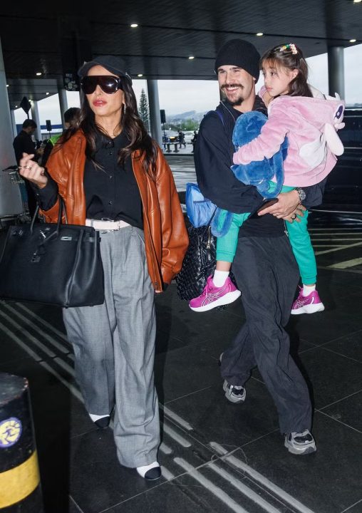 Sabrina Sato e Nicolas Prattes embarcam com Zoe para férias na Europa