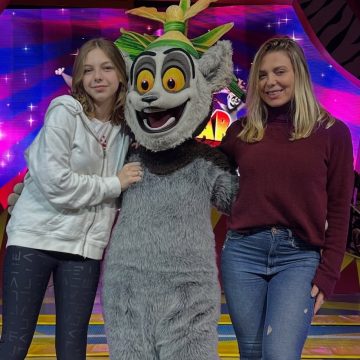 Sheila Mello posta fotos de viagem com a filha e semelhança impressiona: ‘Mini Sheila’