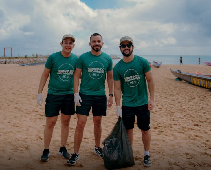 Sustentabilidade! Moura Dubeux promove ação de limpeza na praia do Farol da Barra