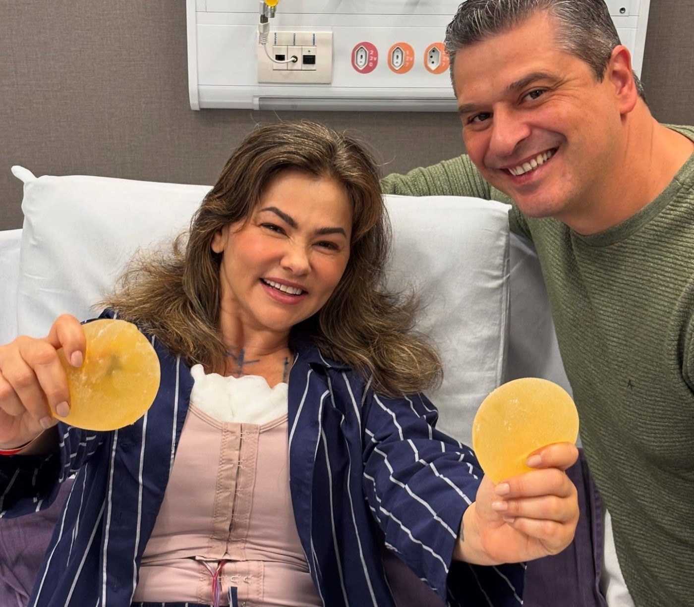 Suzana Alves, a ex-Tiazinha, aparece segurando silicone após explante