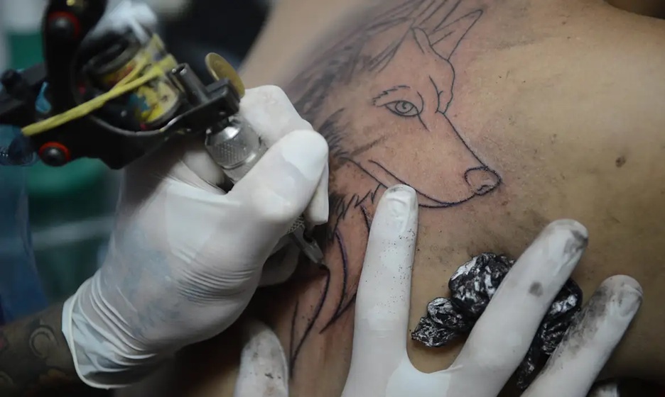 Conselho Federal de Medicina proíbe anestesia para a realização de tatuagens