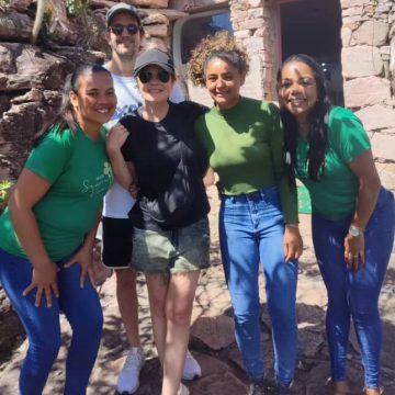 Adriana Esteves e Vladimir Brichta curtem férias em charmosa cidade da Chapada Diamantina