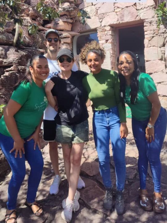 Adriana Esteves e Vladimir Brichta curtem férias em charmosa cidade da Chapada Diamantina