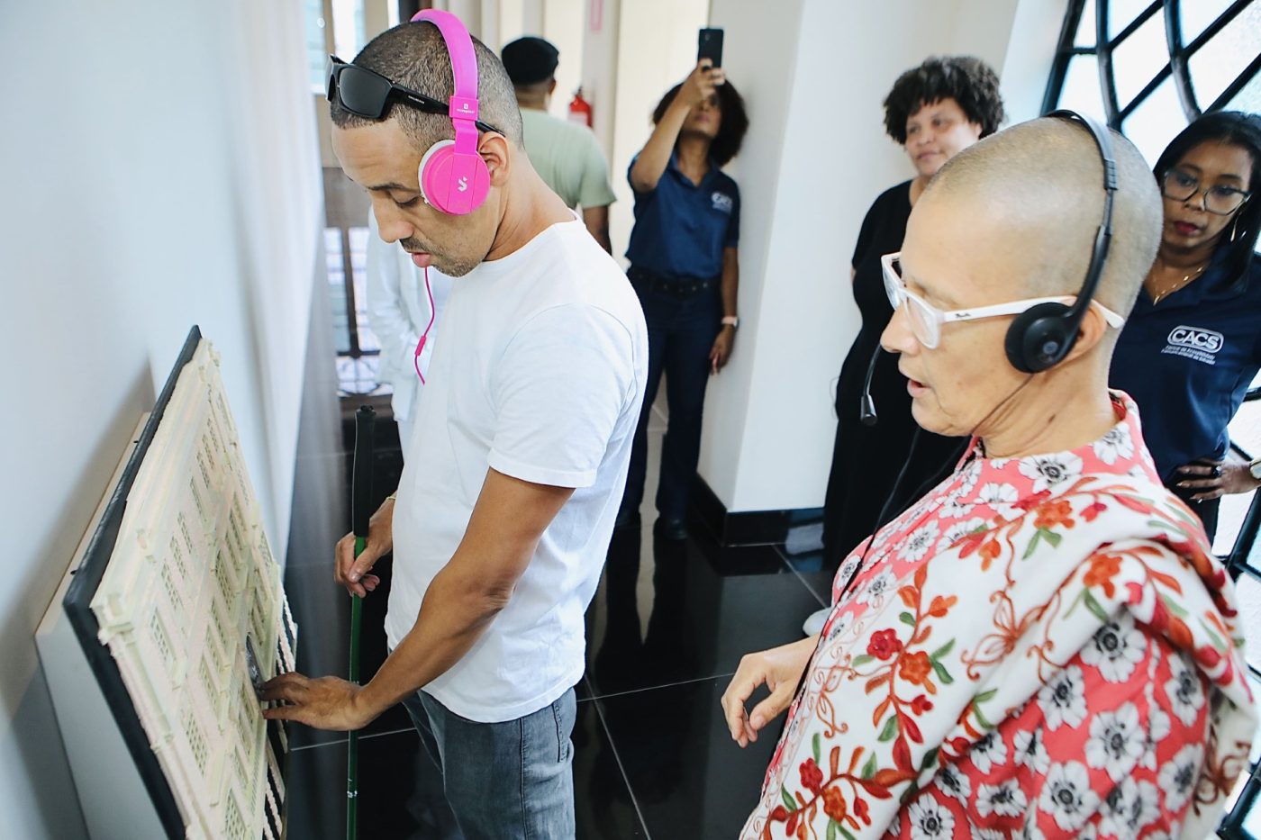 Visita guiada acessível leva pessoas com deficiência à Casa das Histórias de Salvador