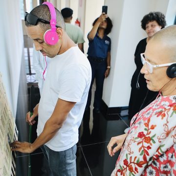 Visita guiada acessível leva pessoas com deficiência à Casa das Histórias de Salvador
