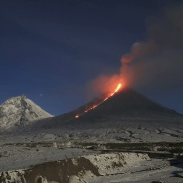 Vulcão entra em erupção após terremoto atingir oriente da Rússia